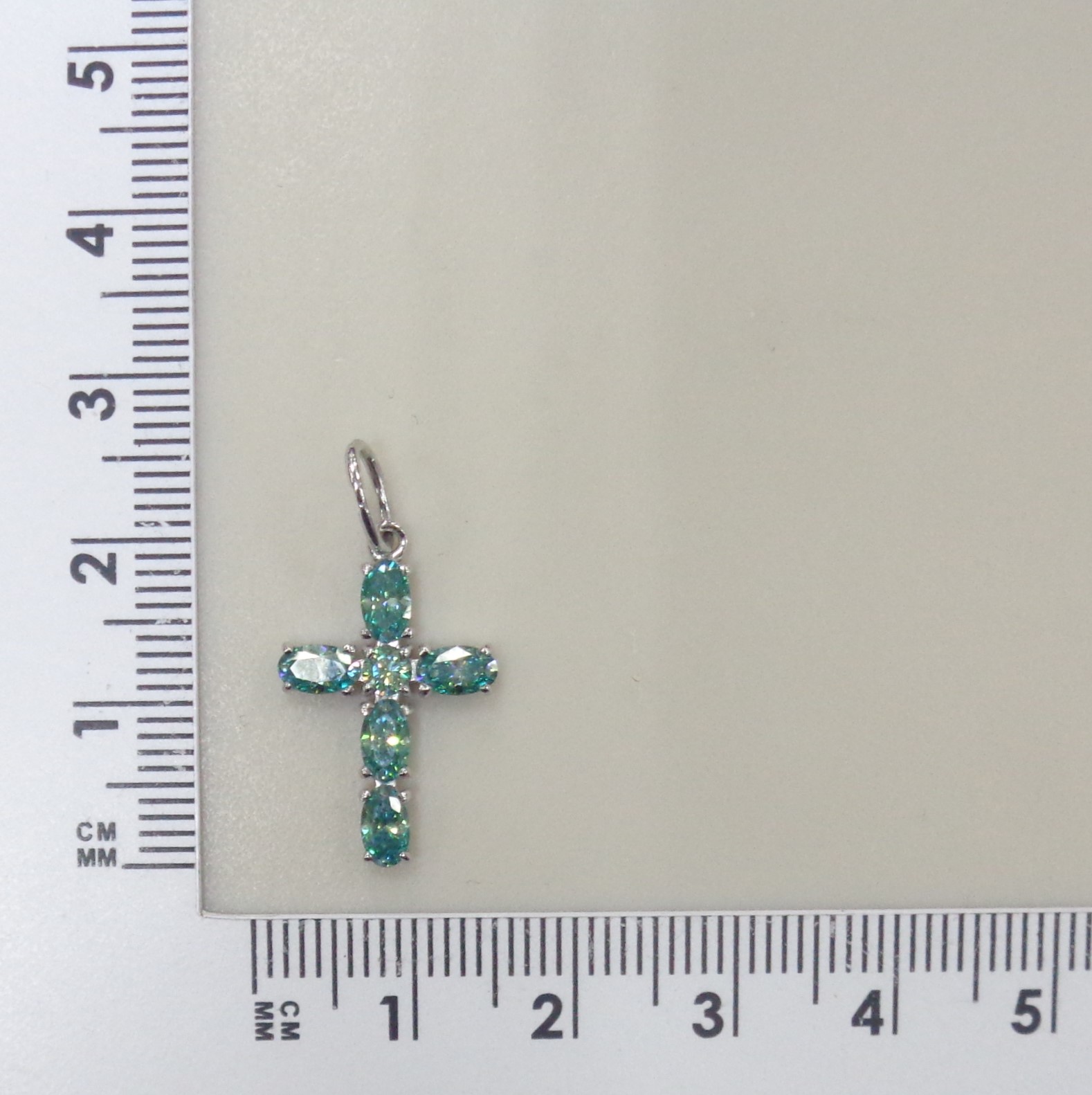 Серебряная подвека-крест с зелеными муассанитами